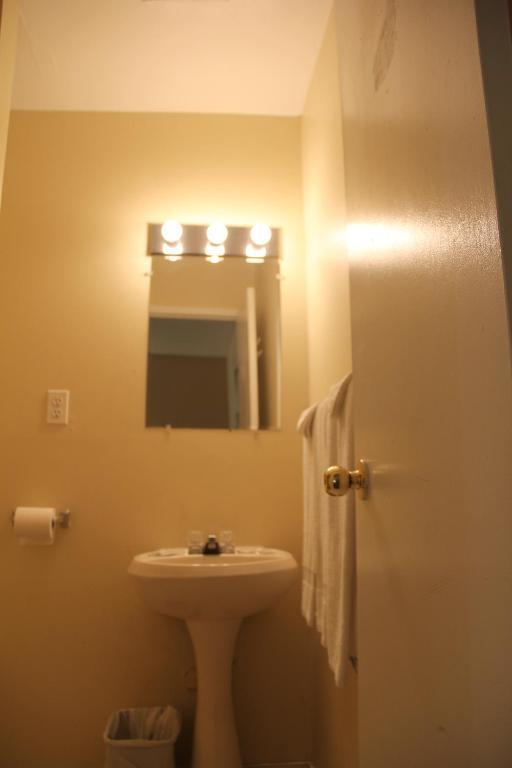 Niagara Inn & Suites Стая снимка